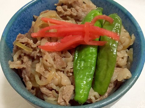 緑と赤が綺麗 ししとう入り牛丼 ♪